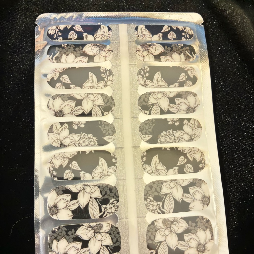 Nail Wraps Set - 7 Assorted Designs - Picture 7 of 8